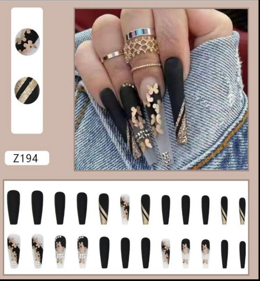 Uñas postizas doradas y negras
